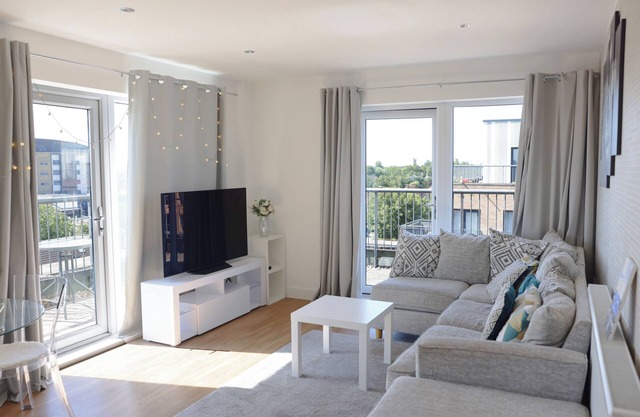 2 Bed Penthouse near Romford Station with Free Parking