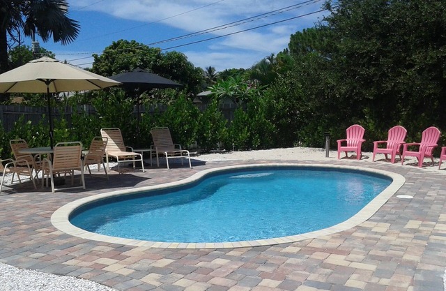 2-bed private pool house with WiFi, AC in Fort Myers, close to beaches.