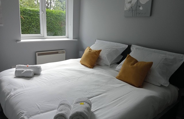2 bed-Sleeps 4-Private Garden-Free Parking