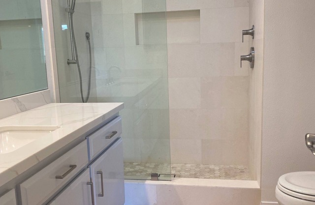 2 bed spacious condo steps from beach + pool!