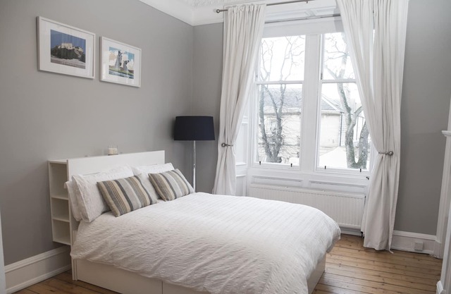 2 bedrm Edinburgh apartment, 1 mile from Castle.