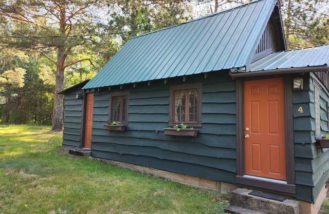2 Bedroom/2 bath Cabin - Moreno's Cottages Celebrating 100 years!