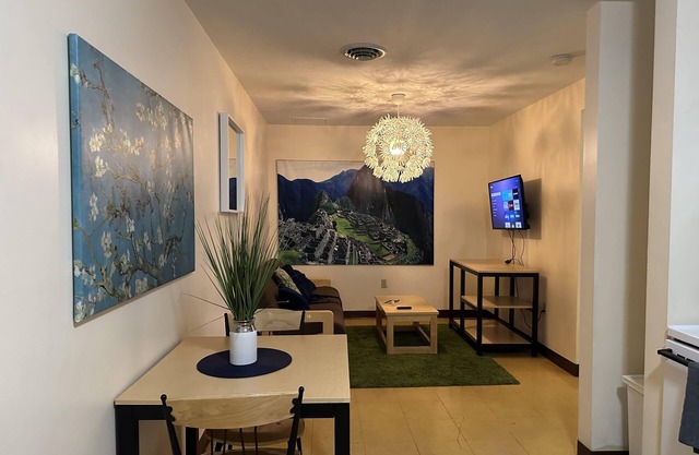 2 Bedroom 2 Bath Downtown Sleeps Six Walkable