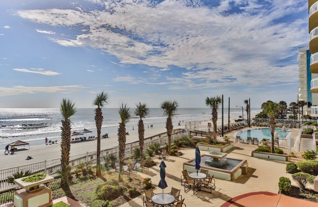 2 Bedroom 2 Bath Luxury condo on the beach with Oversized Patio & Outdoor Grill.