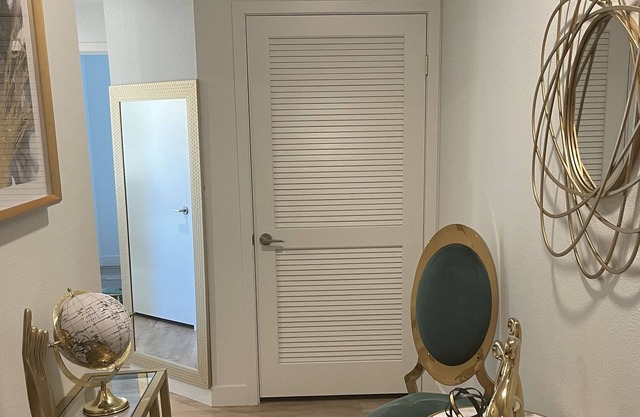 2 bedroom 2 bathroom located in Los Angeles, Ca