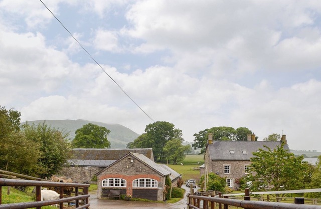 2 bedroom accommodation in Llantilio Pertholey, near Abergavenny