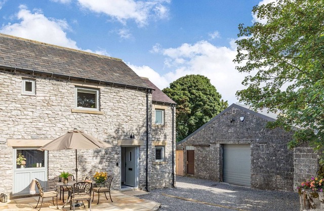 2 bedroom accommodation in Taddington