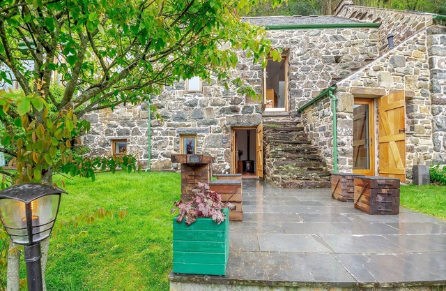 2 bedroom accommodation in Arthog