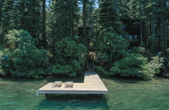 2 bedroom and Loft, 2 bath, sleeps 6. Donner Lakefront w/private dock DLR#013