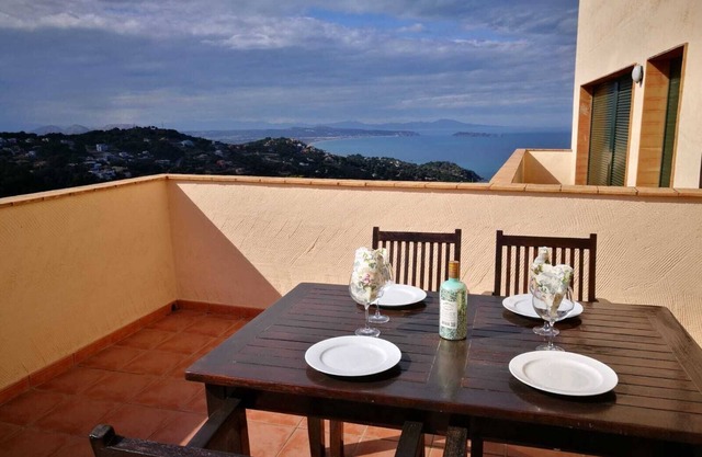 2 bedroom apartment close to the center of Begur. Terrace and panoramic sea views (Ref:H41)