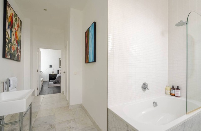 2-bedroom apartment in charming London with AC