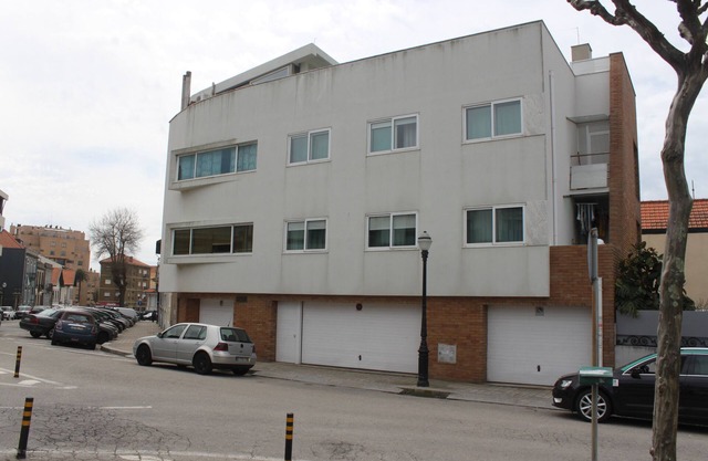 2 bedroom apartment in the heart of Foz do Douro, opposite the market in Foz.