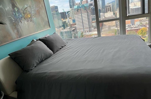 2 bedroom/bathroom sleeps 4, panoramic ocean view downtown close to amenities
