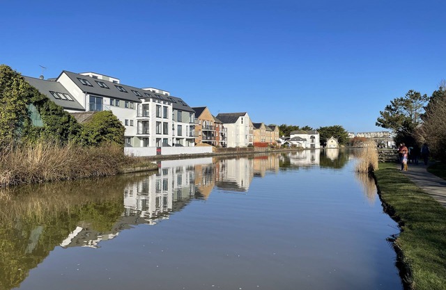 2 Bedroom Canalside Apartment in Bude, Walking Distance to Sandy Beach and Town