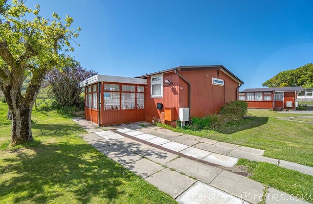 2 Bedroom Chalet, Sleeps 4, Pet Friendly, Quiet and Relaxing Location