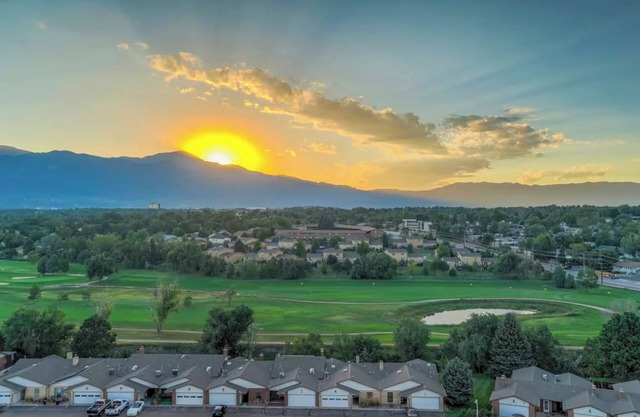 2-bedroom condo in delightful Colorado Springs, WiFi, fitness room, heated pool