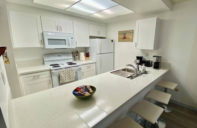 2-Bedroom Condo - close to all!