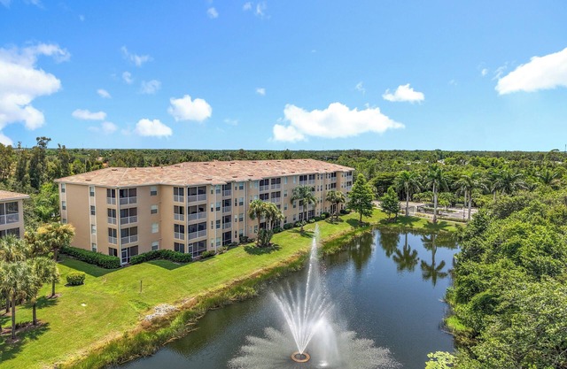 2-bedroom condo in charming Estero with fitness room & pool