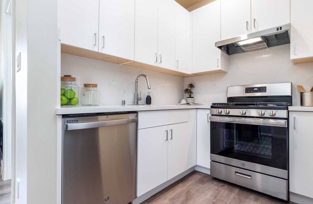 2 Bedroom Condo L-561681 by Houzlet