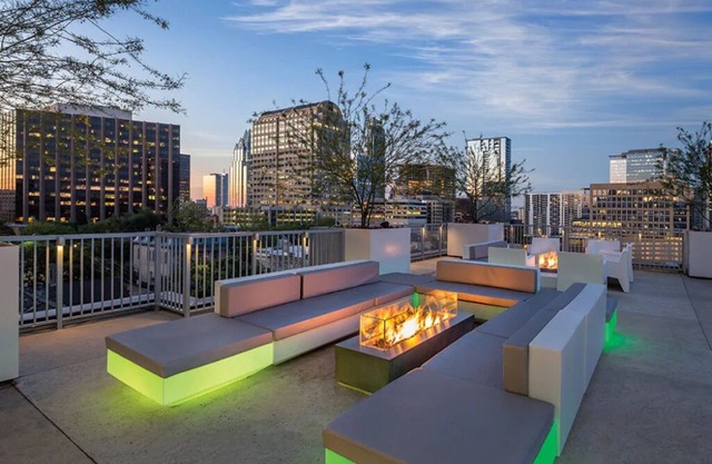 2 Bedroom Condo w/Kitchen in Austin!