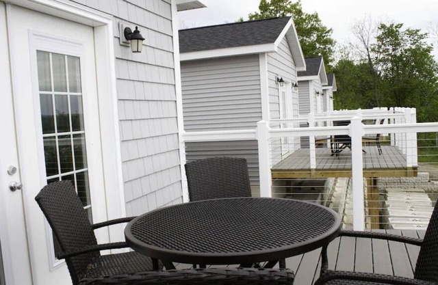 2 Bedroom Cottage with Beautiful Lake Views