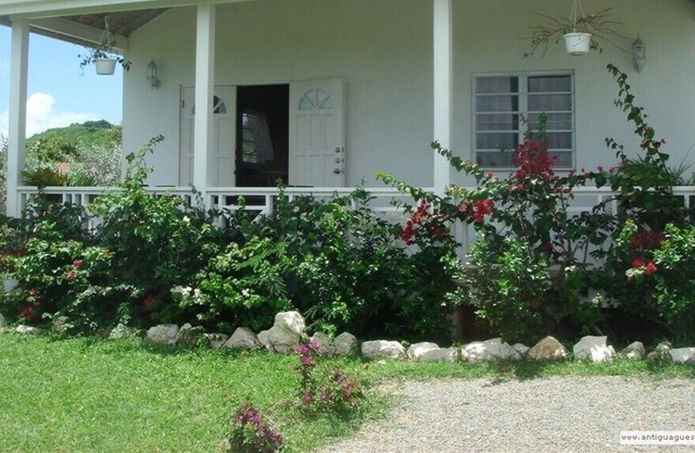 2 bedroom cottage with air conditioning close to beach & town - FREE WIFI
