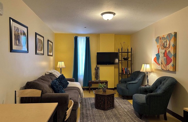 2 Bedroom Downtown Apt | City Views | Park & Walk!