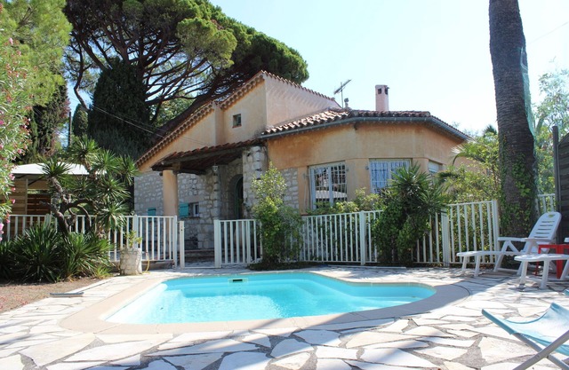2 bedroom flat in a charming villa. Private pool, garden, parking. Dogs allowed.