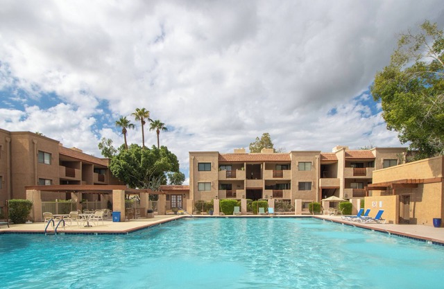 2 Bedroom Fresh remodel, High end furnishings, walk to Old town Scottsdale.