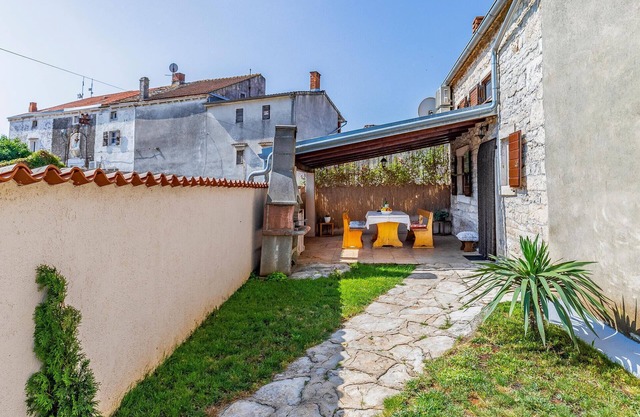 2 bedroom gorgeous home in Peruski