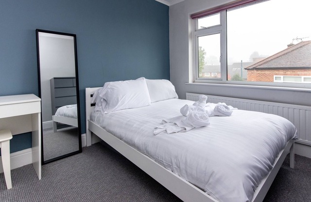 2 Bedroom House in Chilwell: Perfect for Families and Business
