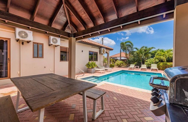 2 Bedroom House w/ Pool & BBQ in Central Location
