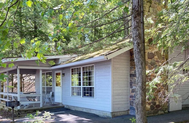 2 Bedroom Lake View Cabin, close to the lake and beach
