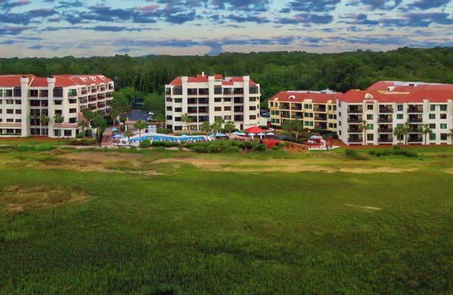 2-bedroom resort in charming Hilton Head Island with AC, WiFi, fitness room