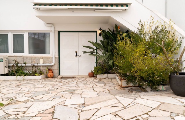 2 Bedroom Self Contained House with shared backyard