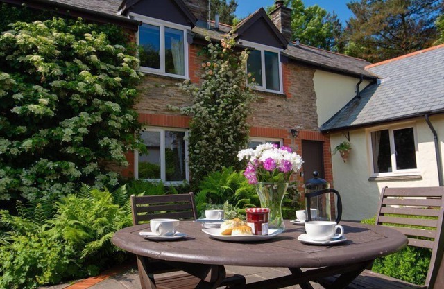 2-bedroom, sleeps 4, pet friendly cottage close to the coast with onsite leisure facilities