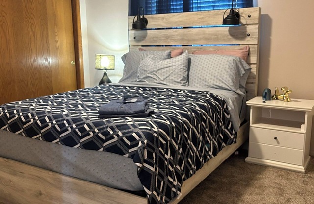 2-bedroom townhome in charming South Milwaukee with AC