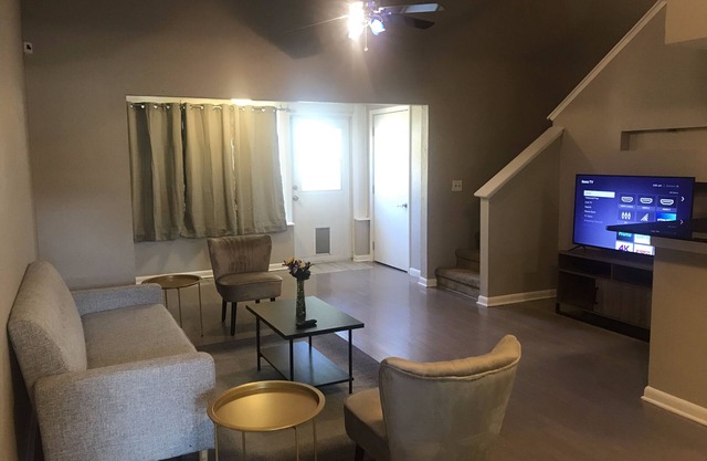 2 Bedroom Townhome Close to Beaches & Mayport