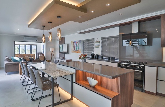 2-bedroom villa in delightful Hermanus with swimming pool, AC & barbecue room