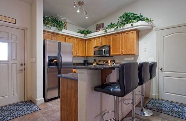 2 Bedroom Villa, King Bed 44' Deep Garage with Community Pool