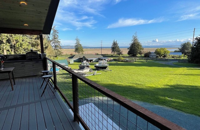 2-bedroom West Side View Apartment in charming Coupeville