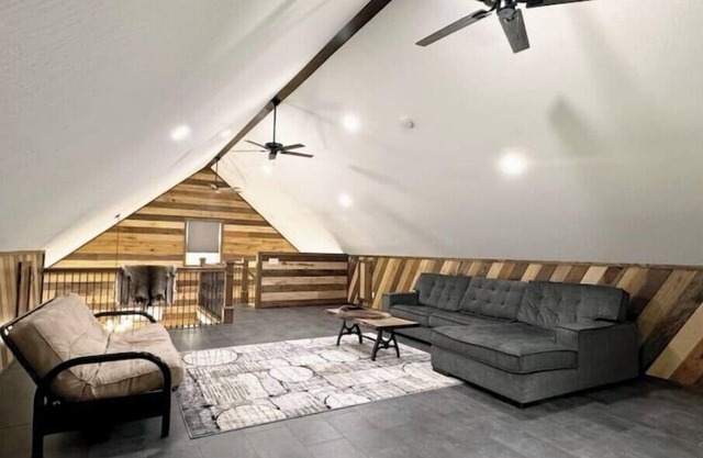 2 Bedroom With Loft - 2.25 miles from Enchanted Acres Wedding Venues.