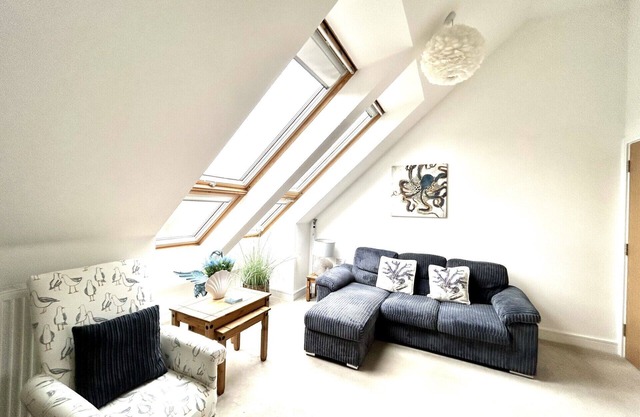 2 bedroomed duplex apartment in a quiet and convenient attractive setting.n