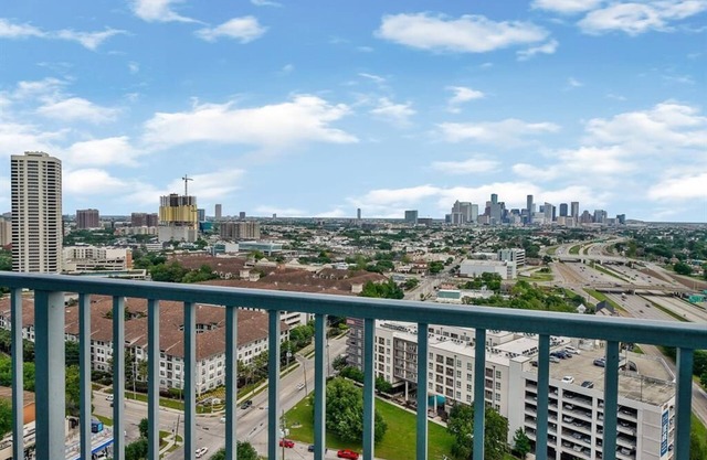 2 Bedrooms , 2-BR W/Pool & Gym In Central Midtown W/Balcony View