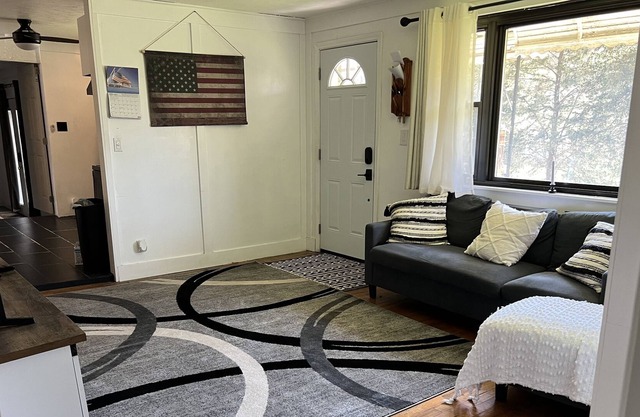 2 bedrooms in a Quiet country neighborhood. 30 minutes from smoky mountains