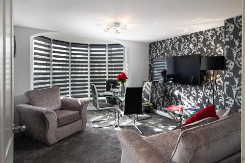 2 Bedrooms Sleeps 6 Near Top Blackpool Attractions