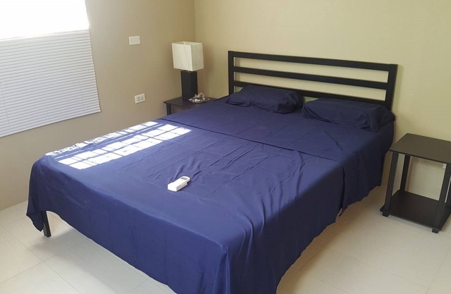 2 Blocks from beach, quiet side gap, walking distance to Oistins, night life