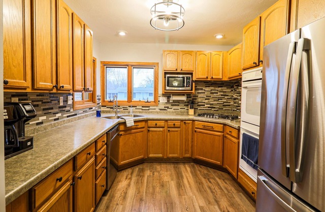 2 Blocks from Lake! Over 3,000 sq ft, Dog Friendly, Fire Pit w/Wood & Games!