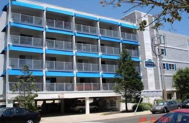 2 Blocks To Boards/Beach And Shopping, Pool on premisis