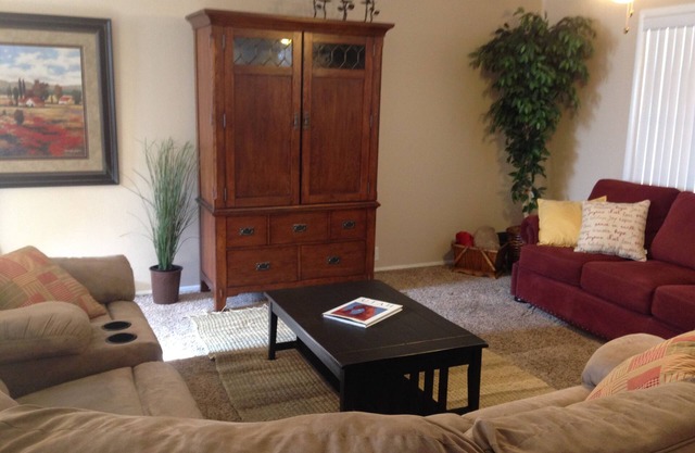 2 BlocksTo SUU, Summer Games! AC, BBQ. Sleeps 4 to 15. 2 Family Rooms. Beautiful